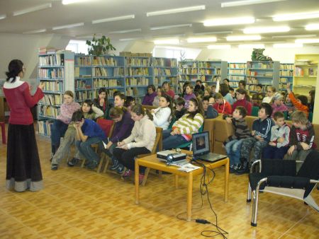  V Turčianskej knižnici sa konala beseda so slovenskou dobrovoľníčkou Simonou Kakošovou, študentkou Európskych štúdií na UK v Bratislave na misii sv. Jána v Juhoafrickej republike.