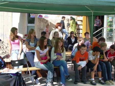 Diváci Knižných hodov 2010 v Hornonitrianskej knižnici v Prievidzi